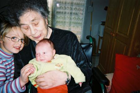 Sandra avec Romane et leur memere paternelle